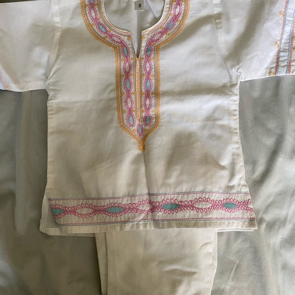 Kurtis and suits for little girls. Sizes range from 12-14 months to size 4. - Picture 5 of 11